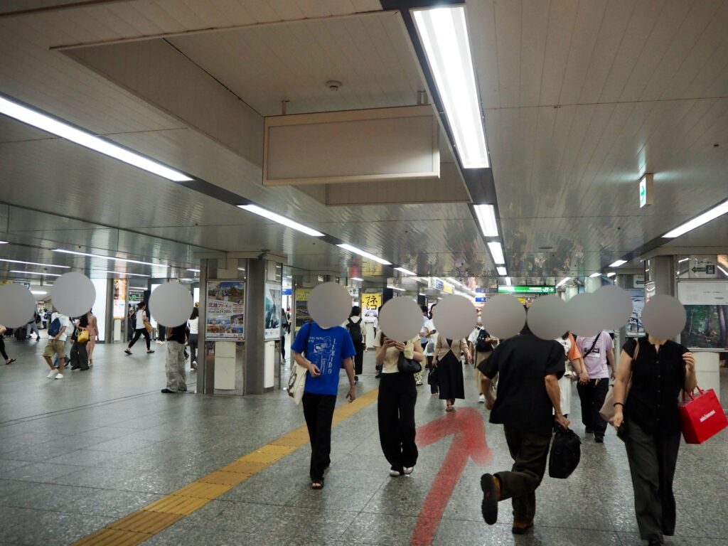 横浜駅　人混みの中をベビーカーで突っ切ります