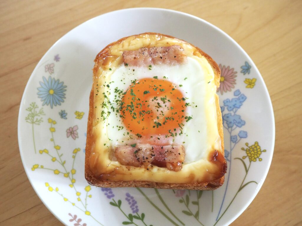 くろのぱん　たまごとベーコン