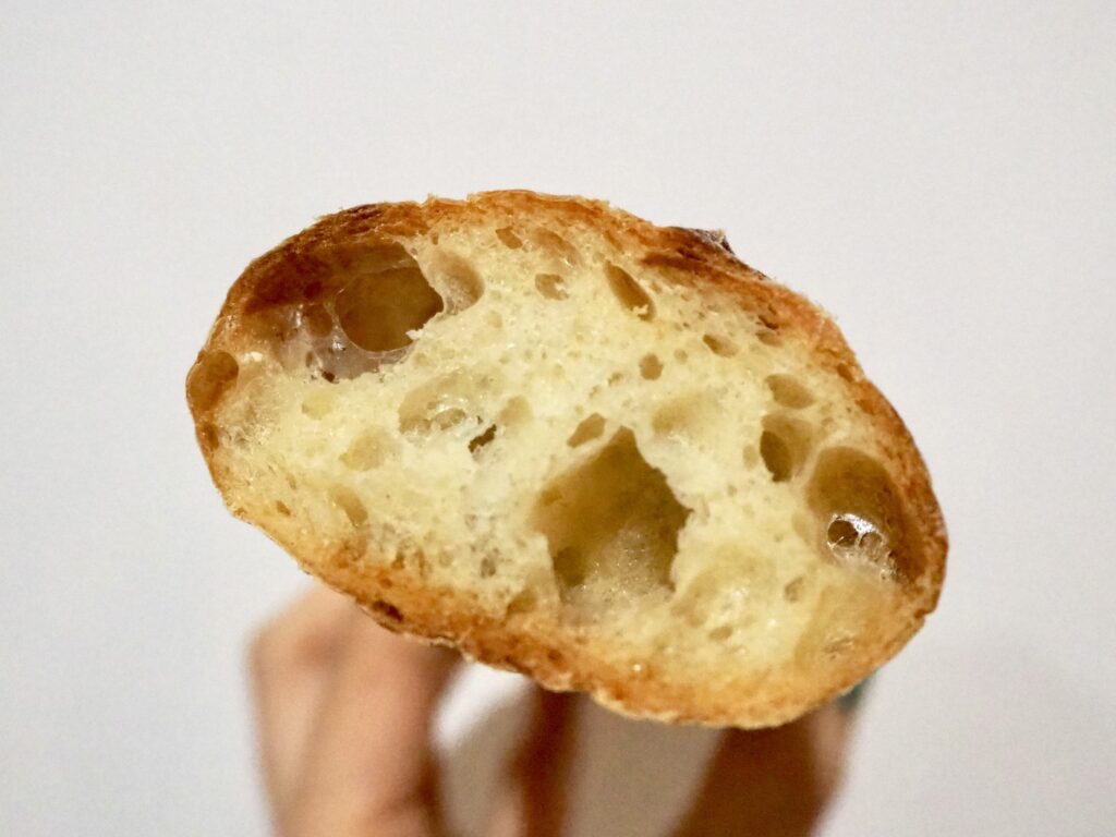 フランスパンの断面　くろのぱん
