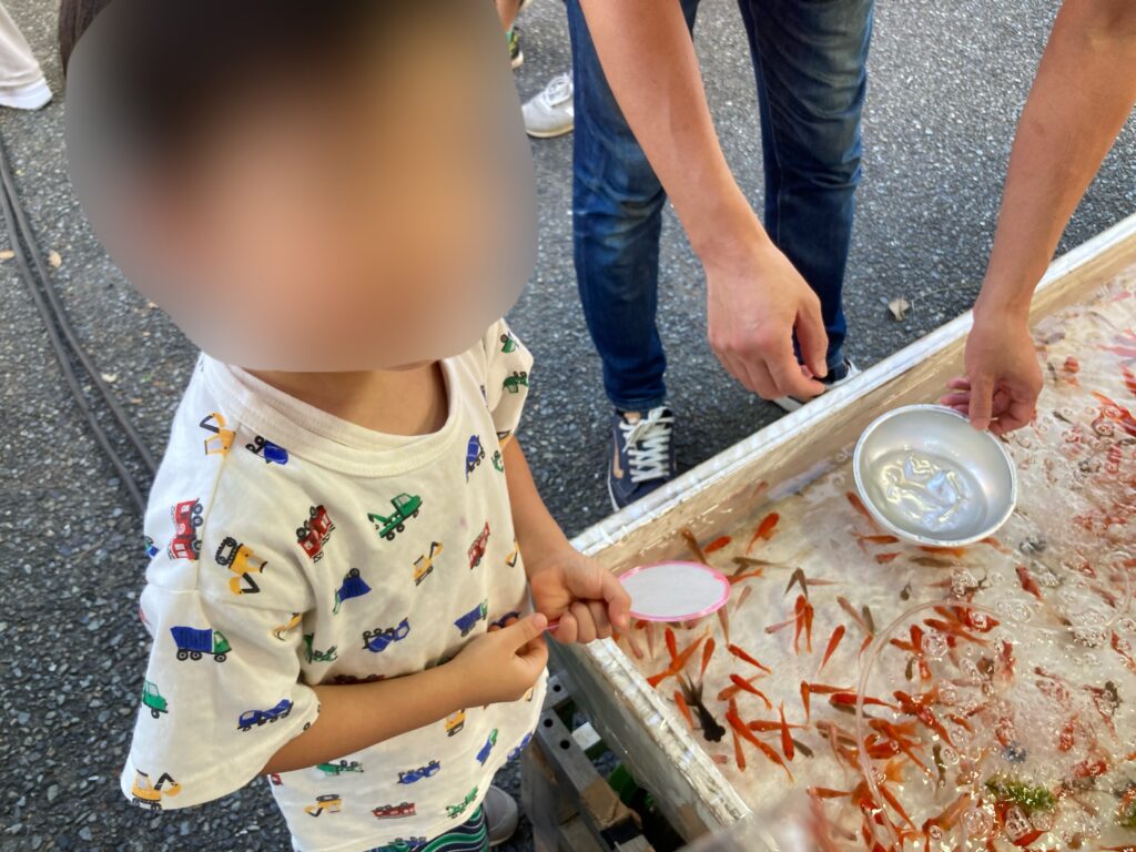 二俣川のお祭り（本村神社の例大祭）の金魚すくいに挑戦