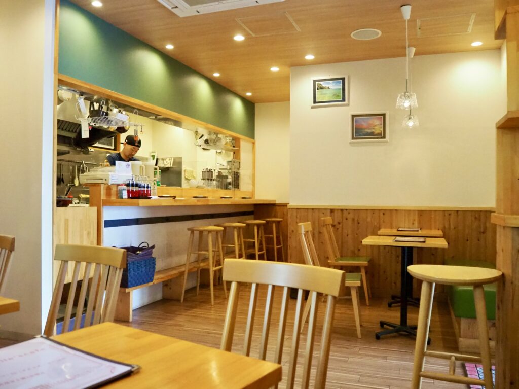 鶴ヶ峰にあるミッシェルズカフェの店内の写真