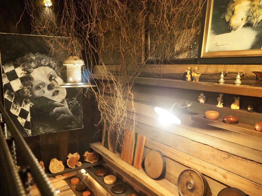 二俣川にあるピザ屋「ヘクトパスカル」の店内の写真