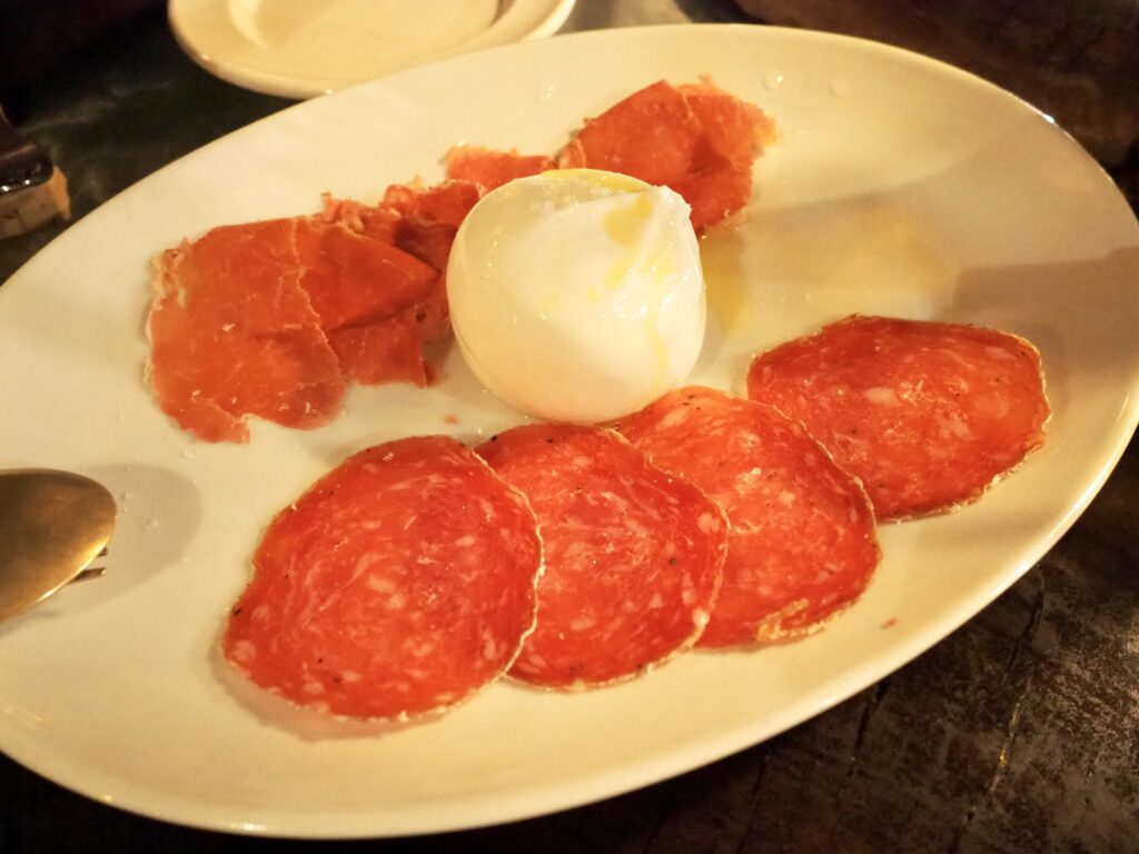 二俣川にあるピザ屋「ヘクトパスカル」のブッラータ