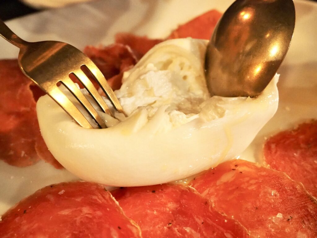 二俣川にあるピザ屋「ヘクトパスカル」のブッラータチーズ