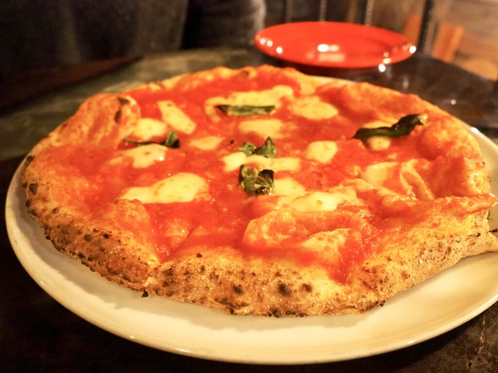 二俣川にあるピザ屋「ヘクトパスカル」のマルゲリータピザ