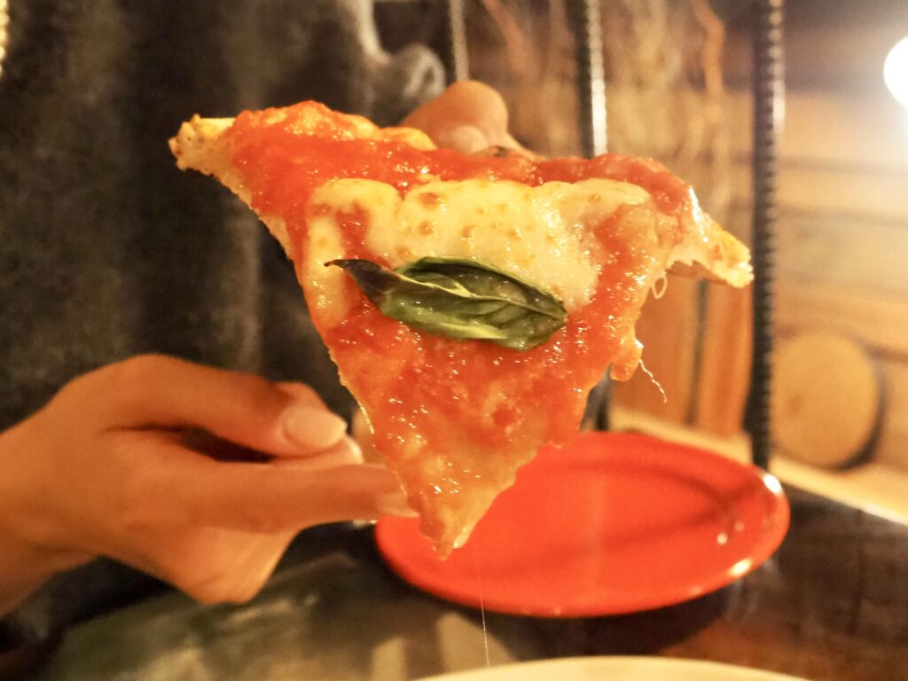 二俣川にあるピザ屋「ヘクトパスカル」のマルゲリータ