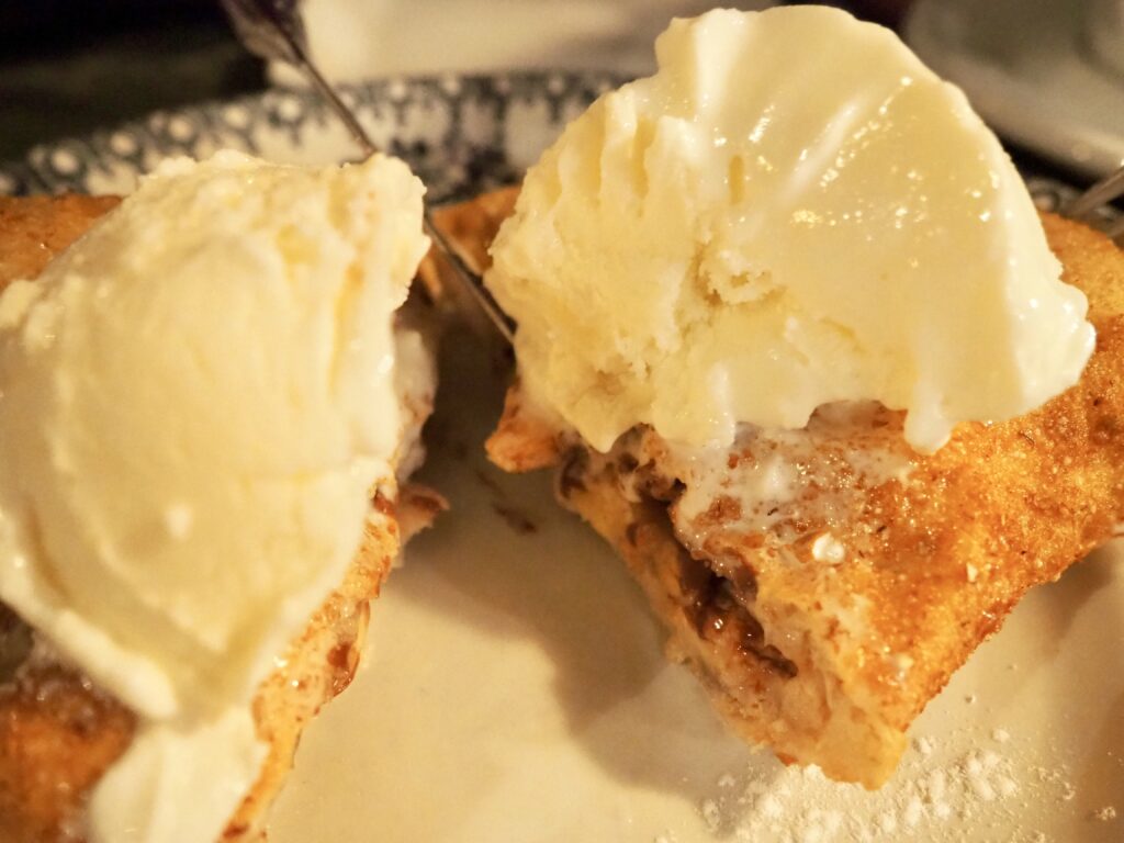 二俣川にあるピザ屋「ヘクトパスカル」のデザートピザ