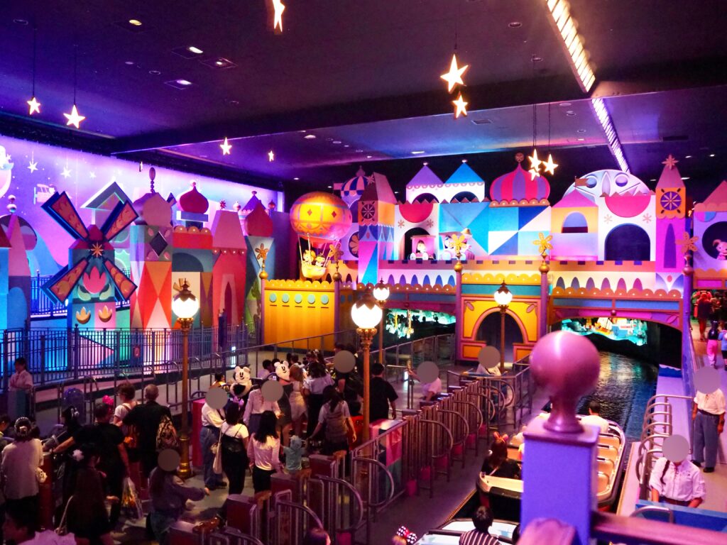 ディズニーランド　イッツアスモールワールドの乗り場の写真