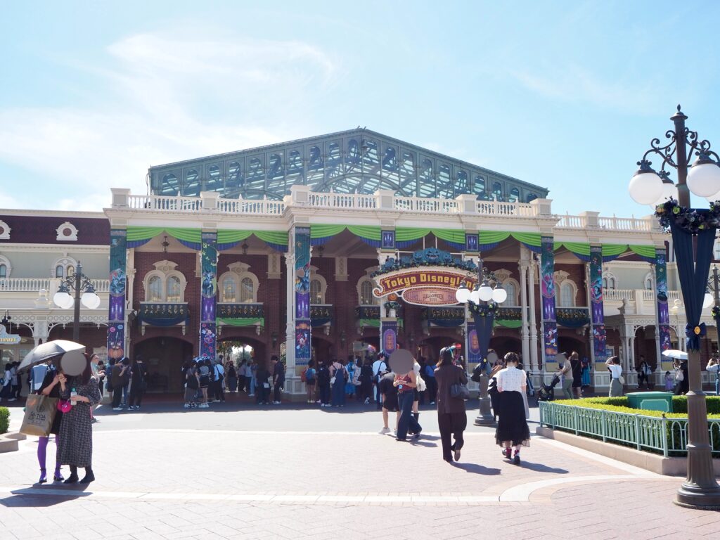 ディズニーランドのゲートの写真