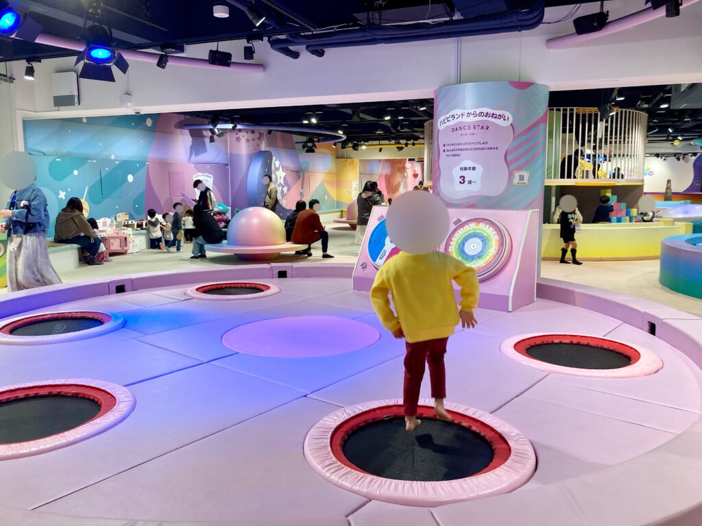 ハピピランド横浜アソビル店のトランポリンの写真