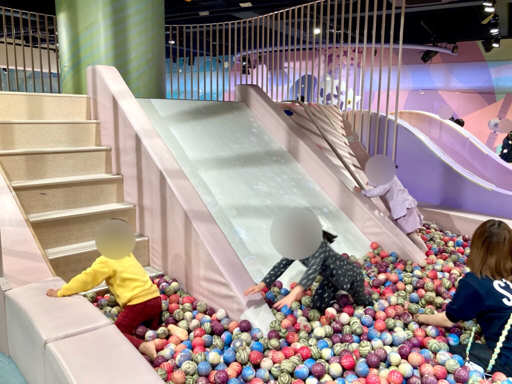 ハピピランド横浜アソビル店の滑り台の写真