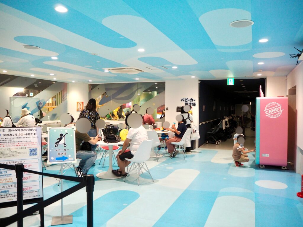 ハピピランド横浜アソビル店の飲食スペースの写真