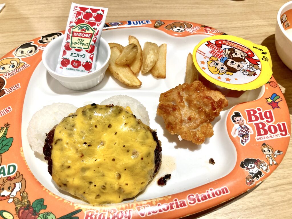 ビッグボーイのキッズプレートの写真(チーズハンバーグ)