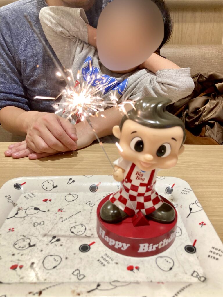 お誕生日特典の花火付きボビー人形の写真