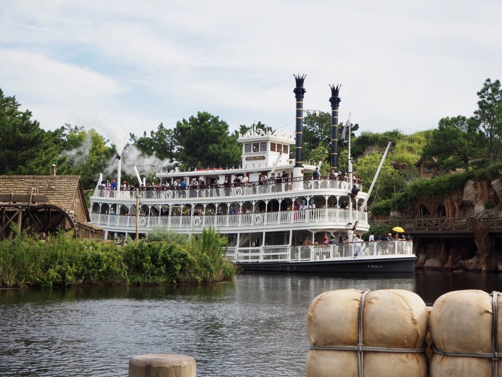 ディズニーランド　蒸気船の写真