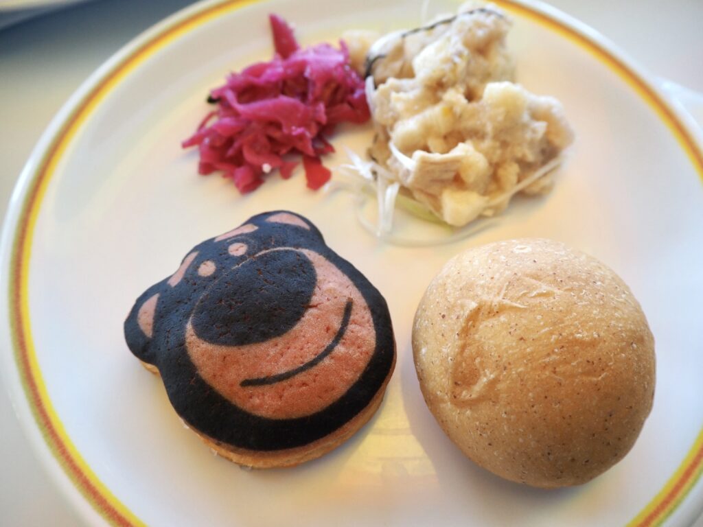 ロッツォの顔を模したパンの写真