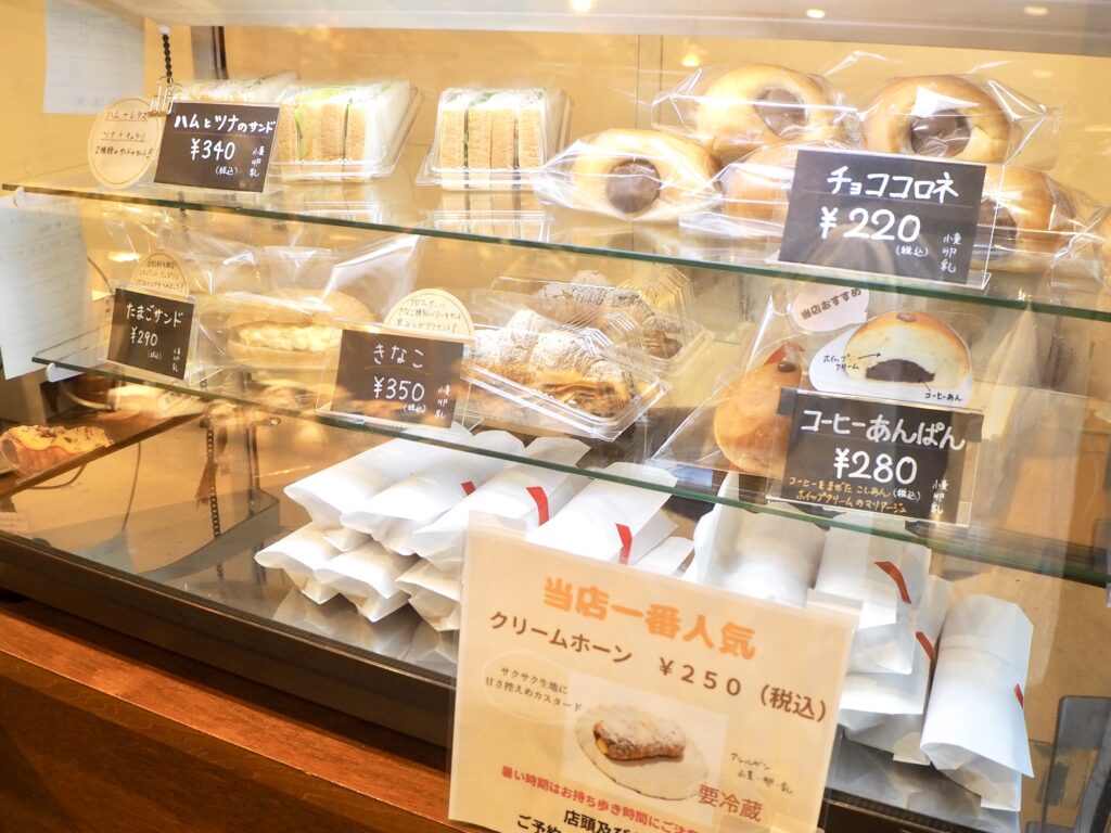 鶴ヶ峰駅にあるパン屋「akotaベーカリー」のショーケースの写真