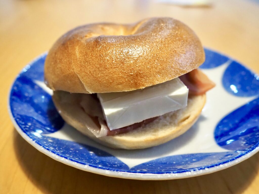 鶴ヶ峰にある「くろのぱん」のベーグルをアレンジした写真