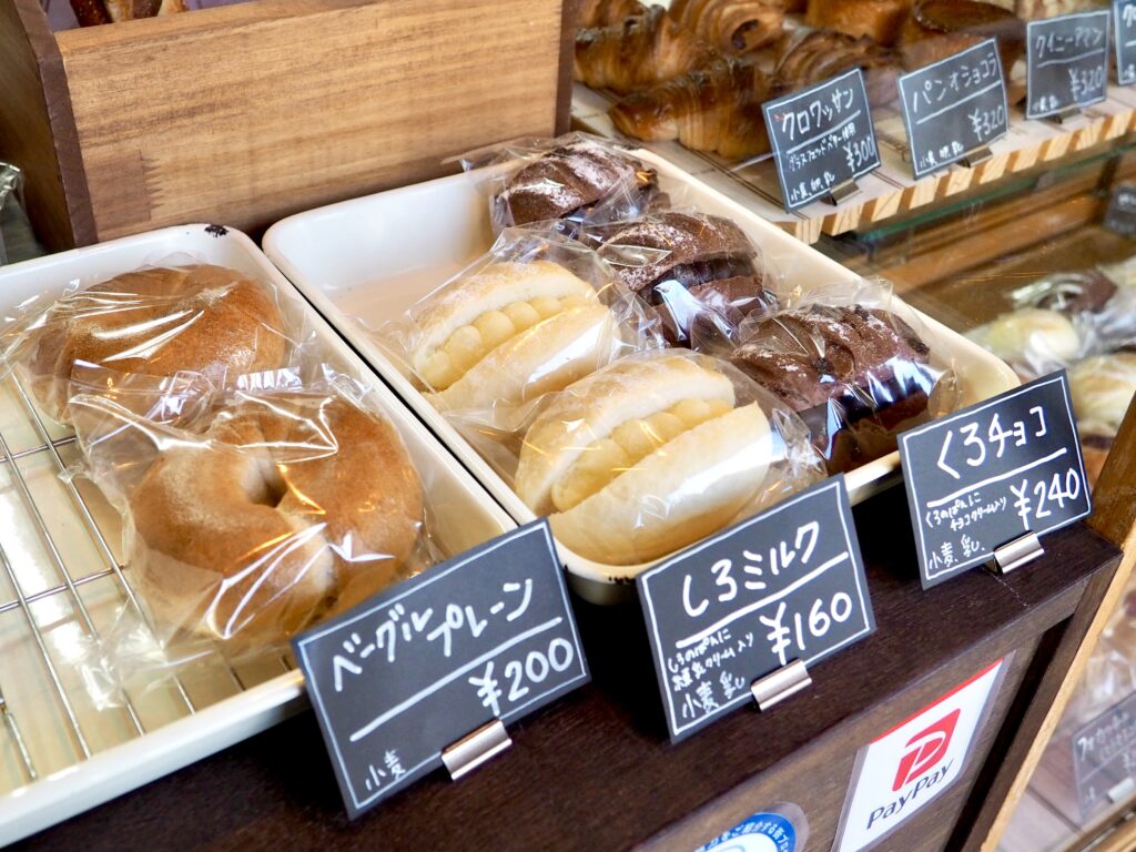 鶴ヶ峰にあるパン屋「くろのぱん」の店内の写真