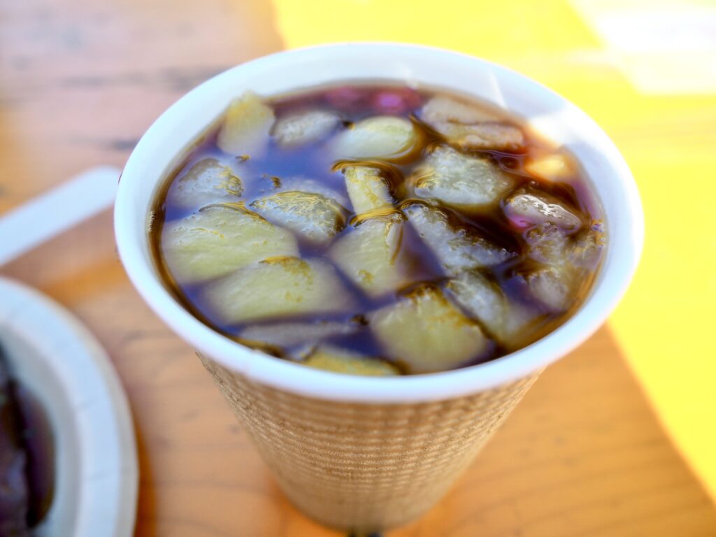 横浜公園のクリスマスマーケットで飲んだノンアルコールのホットワインの写真