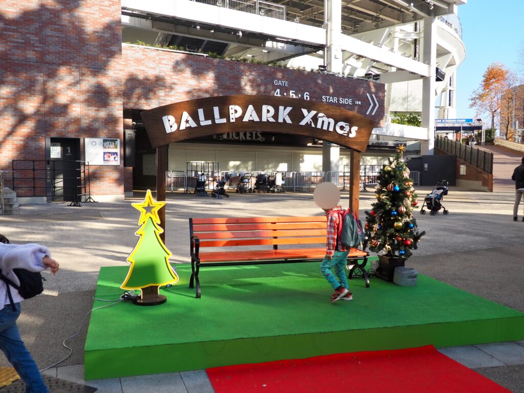 横浜公園で開催されているクリスマスイベントのフォトスポットの写真