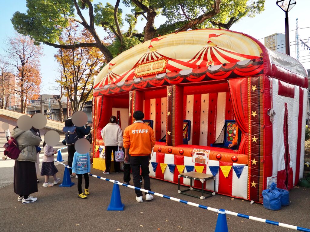 横浜公園のクリスマスイベントのゲームコーナーの写真