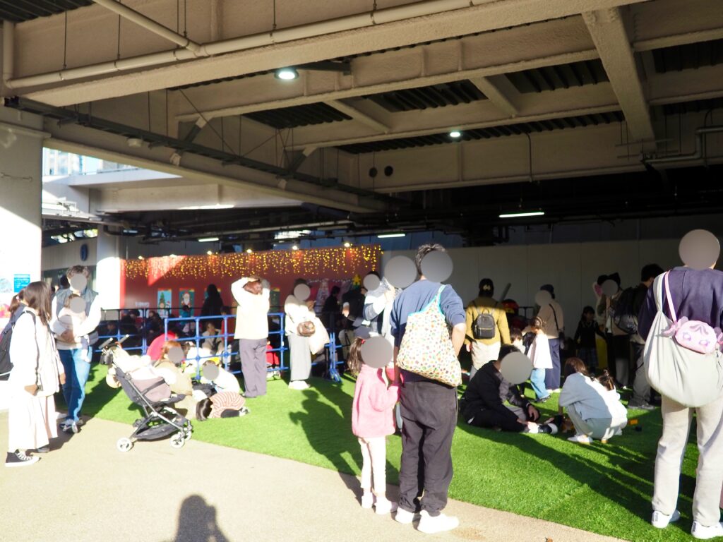 横浜公園のクリスマスイベントはベビーカー置き場もあり子連れウェルカムな雰囲気の写真