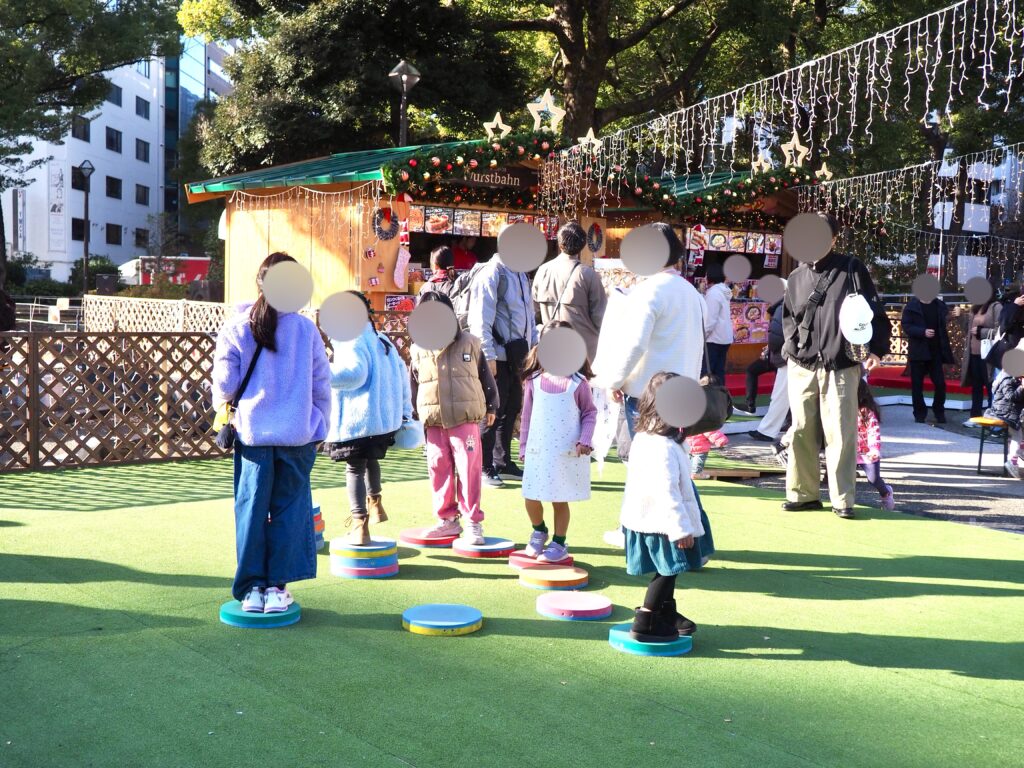 横浜公園のクリスマスイベントで子供達が楽しんでいる様子