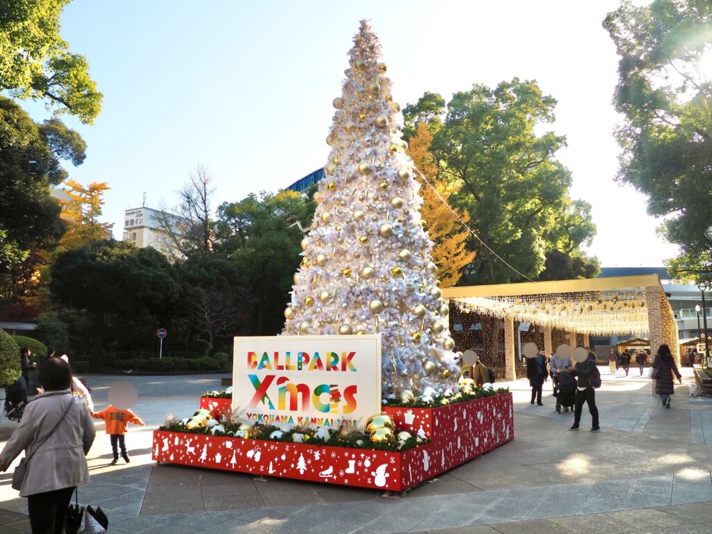 横浜公園の巨大ツリーの写真