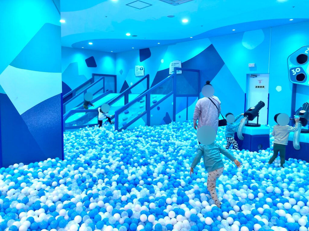 室内遊び場「ちきゅうのにわ」東戸塚店のボールプールの写真