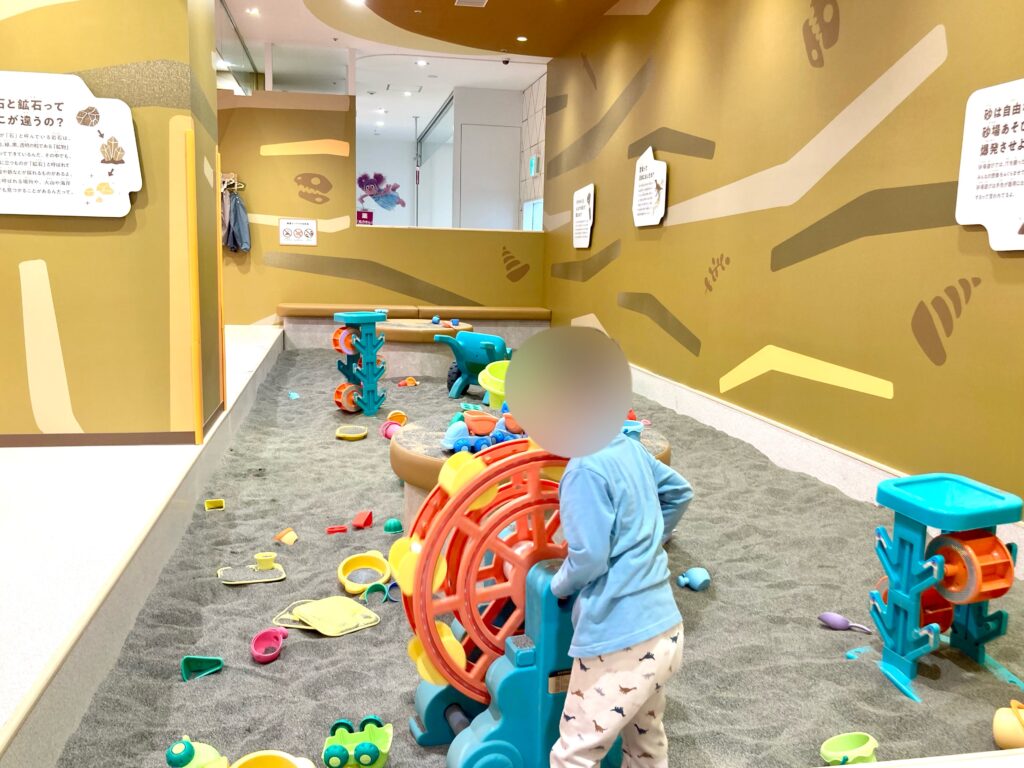 室内遊び場「ちきゅうのにわ」東戸塚店の砂場エリアの写真