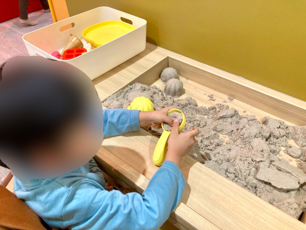 室内遊び場「ちきゅうのにわ」東戸塚店の粘土コーナー