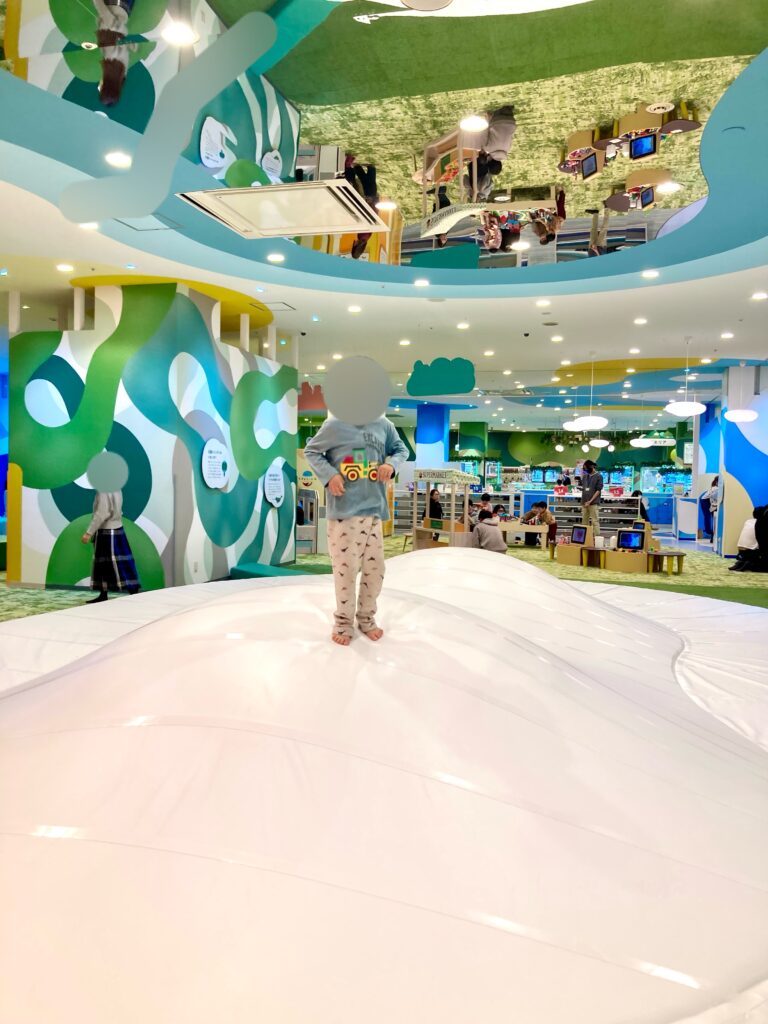 室内遊び場「ちきゅうのにわ」東戸塚店のトランポリンの写真