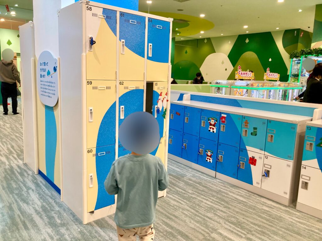 室内遊び場「ちきゅうのにわ」東戸塚店の受付周辺・ロッカーの写真