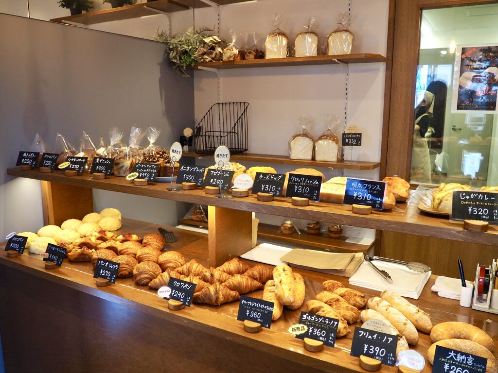 鶴ヶ峰駅にあるパン屋「akotaベーカリー」の店内の写真