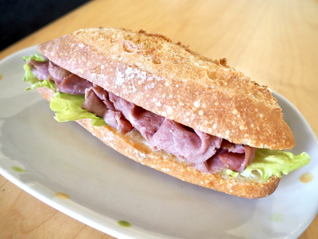 アコタベーカリーのバゲットサンドの写真