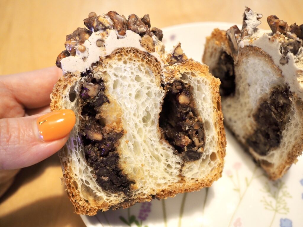 アコタベーカリー鶴ヶ峰のコーヒーデニッシュの断面の写真