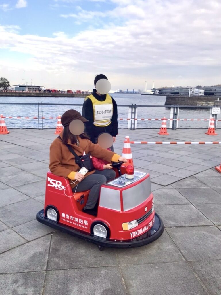 みなとみらいで開催「横浜消防出初式2025」で体験した消防ミニカーの写真