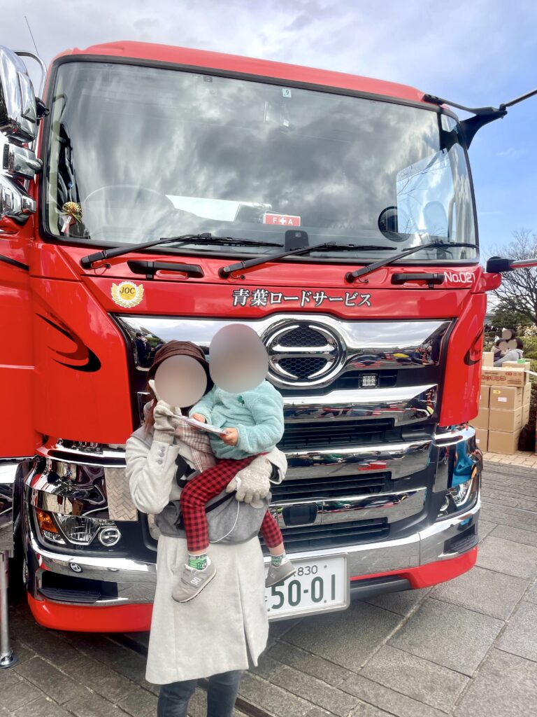 みなとみらいで開催「横浜消防出初式2024」でレッカー車の前で撮影した写真