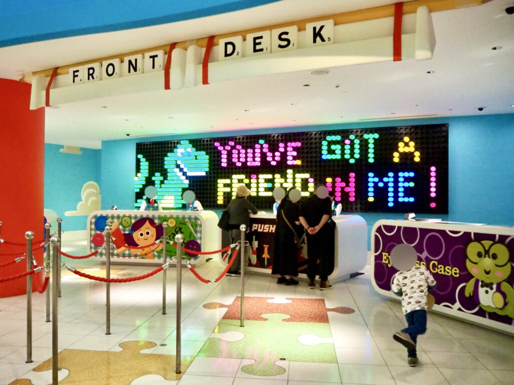トイストーリーホテルのフロント受付の写真