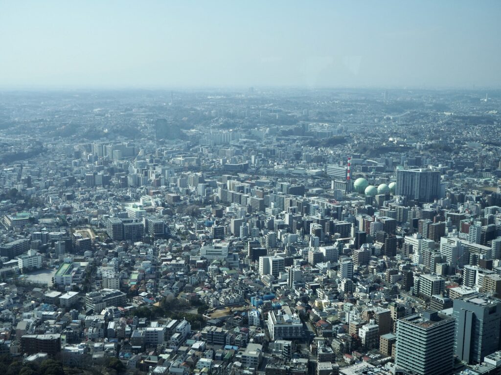 横浜ランドマークタワーの展望台「スカイガーデン」からの眺望の写真