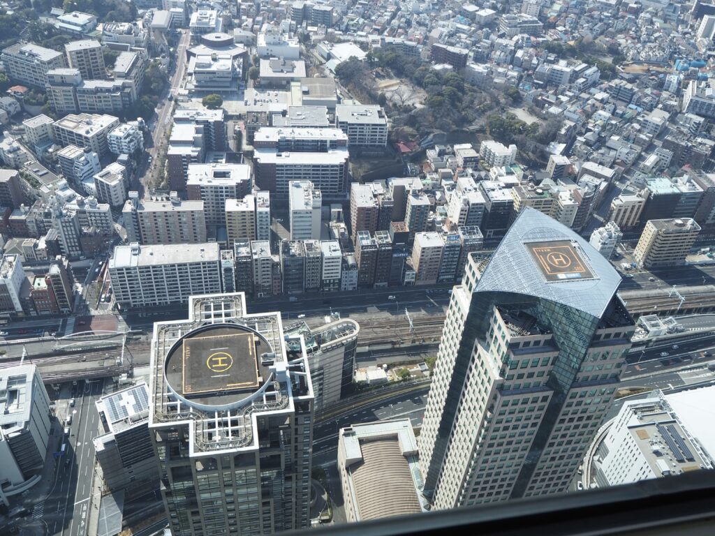 横浜ランドマークタワーの展望台「スカイガーデン」からの眺望の写真