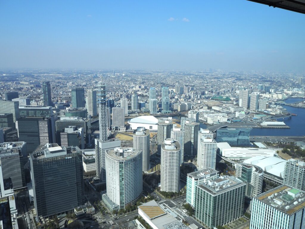 横浜ランドマークタワーの展望台「スカイガーデン」からの眺望の写真