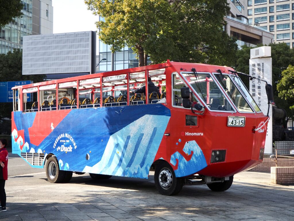 みなとみらいを走る観光名物・スカイダックの写真