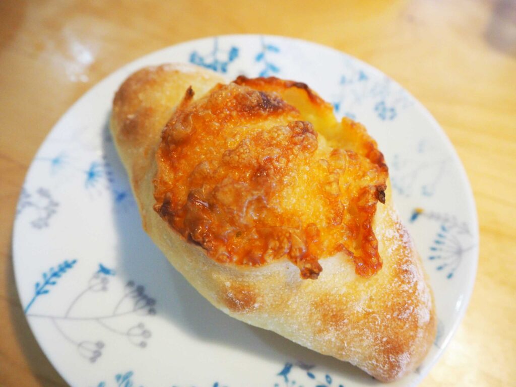 鶴ヶ峰の人気パン屋「くろのぱん」のチーズフランスの写真