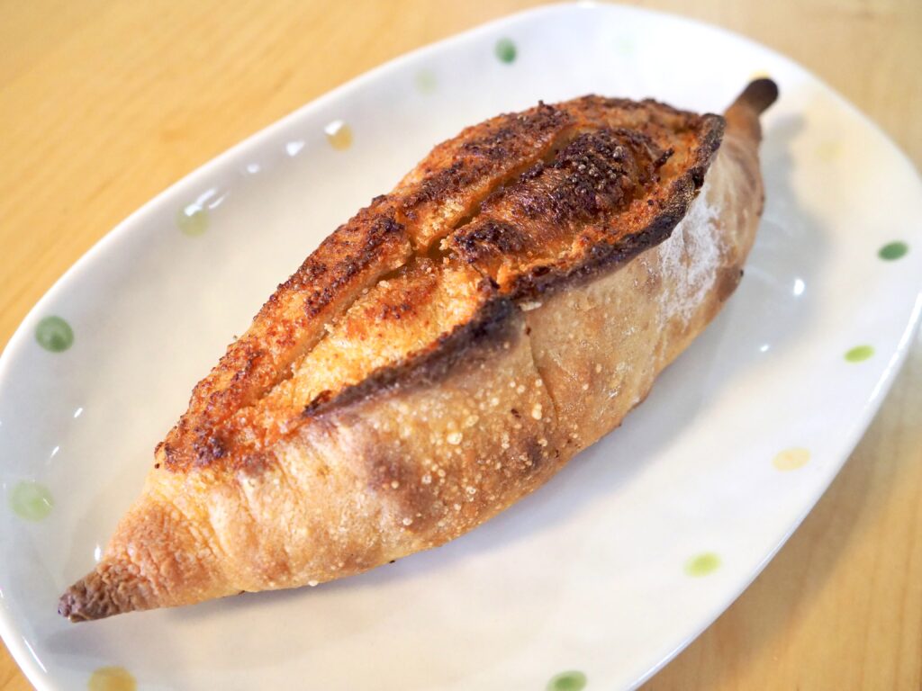 旭区のパン屋「パンオピエドラ」の明太フランス