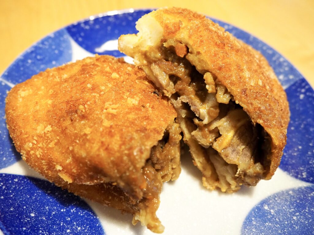 パンパティ二俣川店の巣tレーキカレーパンの断面写真（レビューとともに）