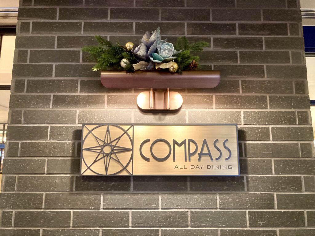 横浜ベイシェラトンのビュッフェレストラン「コンパス」の看板の写真