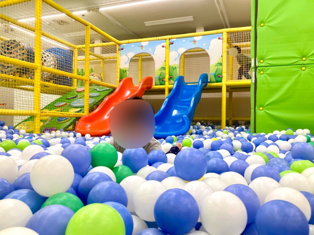 キッズランドUS横浜希望ヶ丘店の滑り台の写真