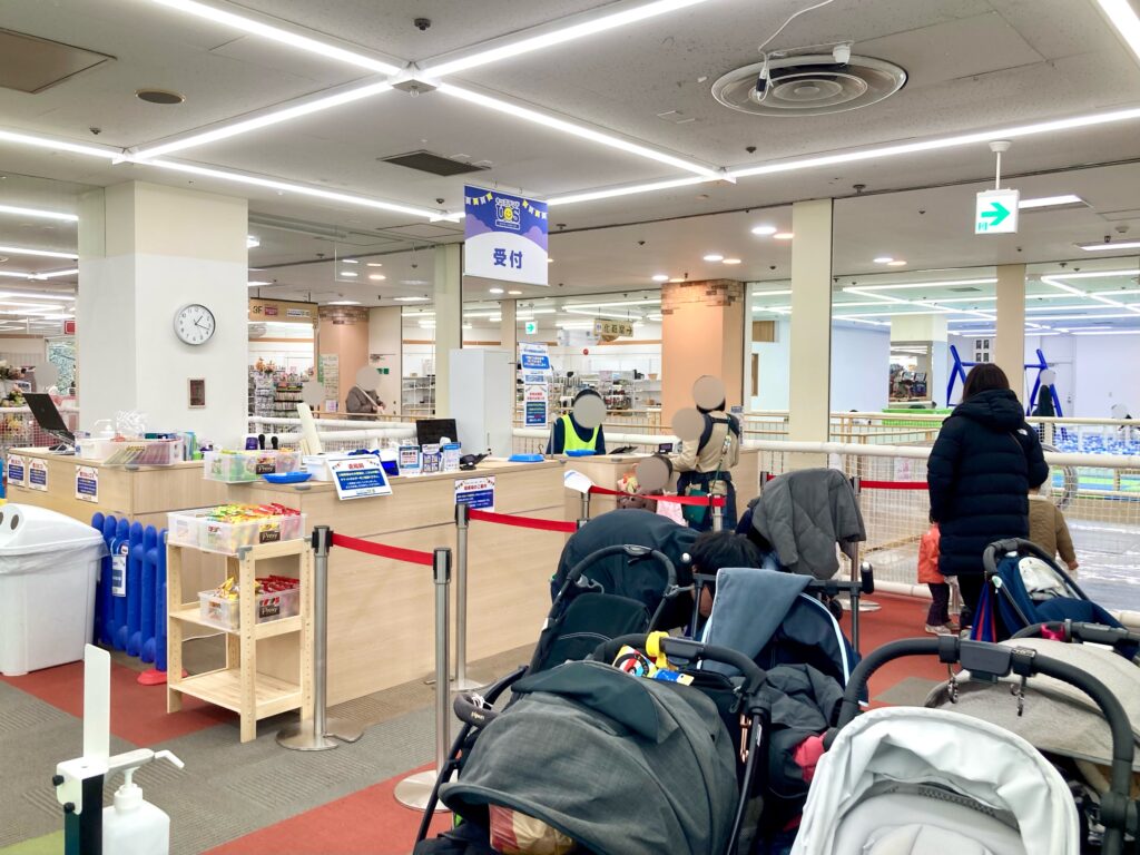 キッズランドUS横浜希望ヶ丘店の受付の写真